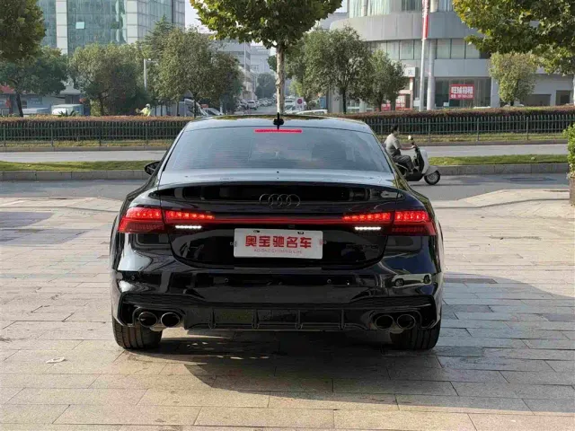 Audi A7L — Фото автомобиля 8