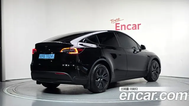 Tesla Model Y — Фото автомобиля 2
