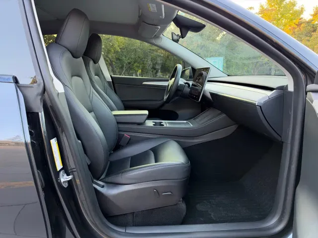 Tesla Model Y — Фото автомобиля 13