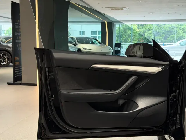 Tesla Model 3 — Фото автомобиля 16