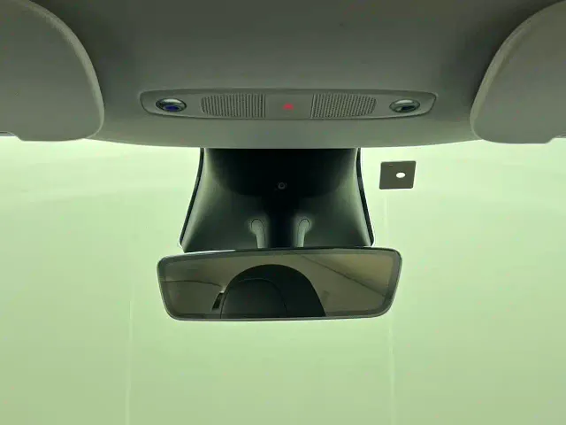 Tesla Model Y — Фото автомобиля 18