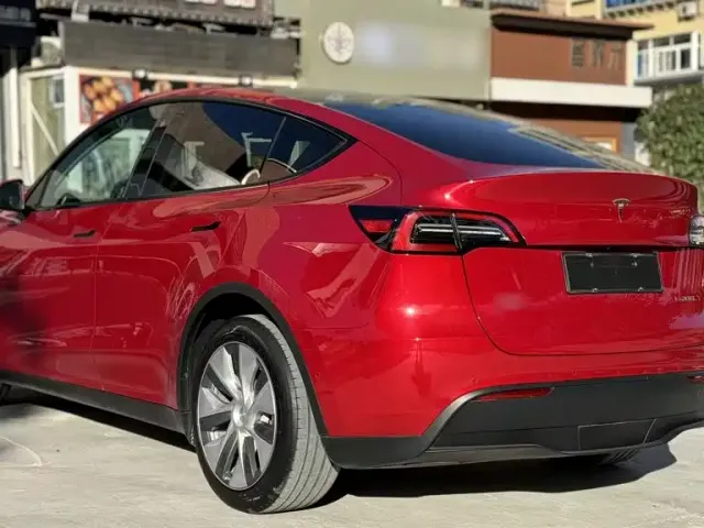 Tesla Model Y — Фото автомобиля 4
