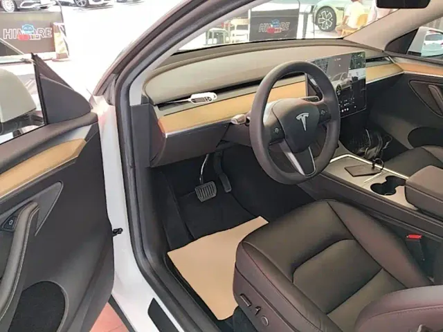 Tesla Model Y — Фото автомобиля 15