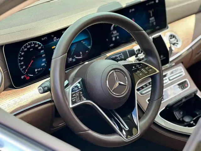 Mercedes-Benz E-Class — Фото автомобиля 11