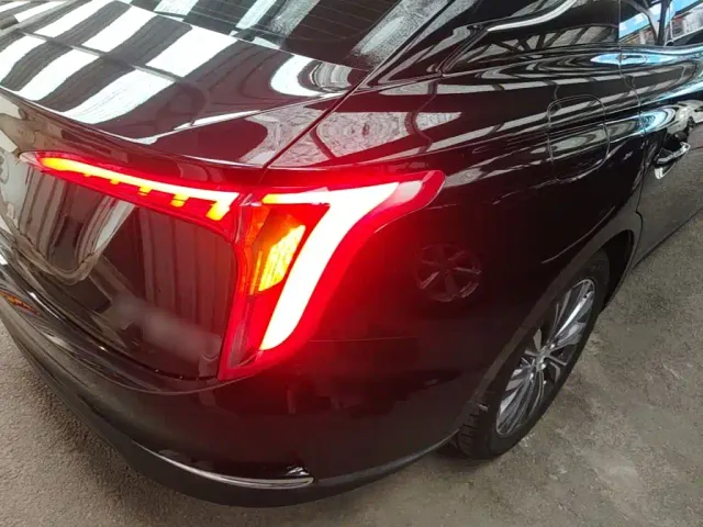 Hongqi E-QM5 — Фото автомобиля 7