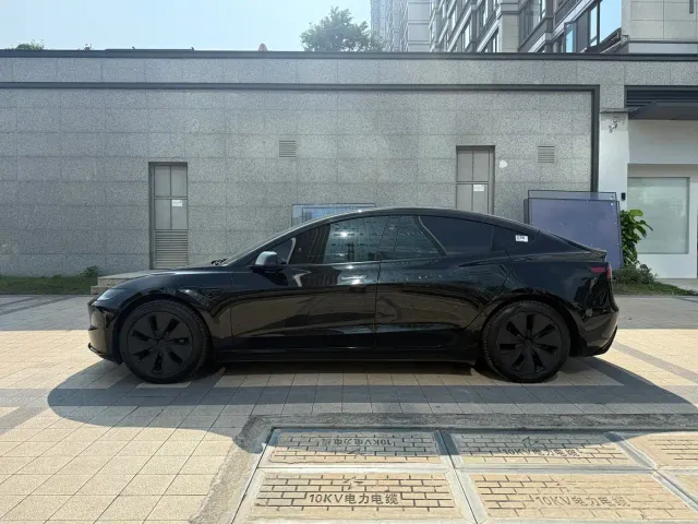 Tesla Model 3 — Фото автомобиля 15