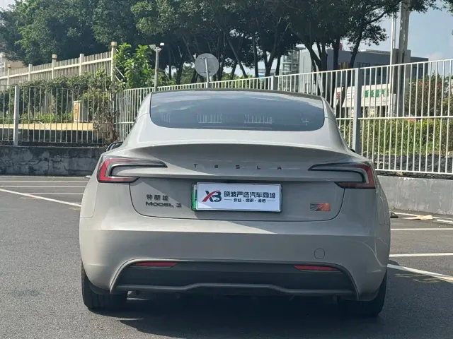 Tesla Model 3 — Фото автомобиля 4