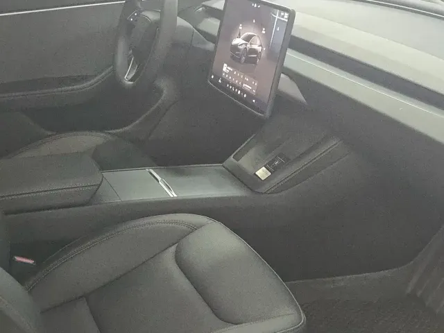 Tesla Model 3 — Фото автомобиля 7