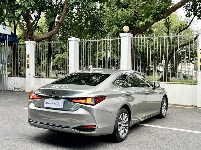 Lexus ES — Фото автомобиля 7