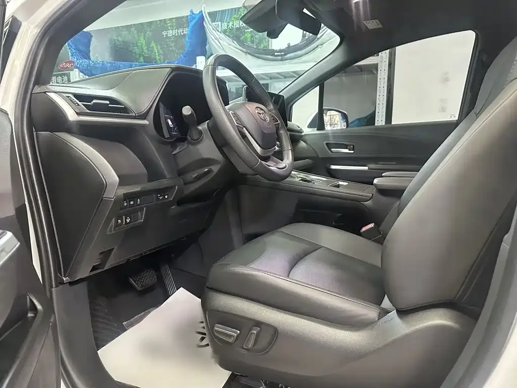 Toyota Toyota Sienna 2026 2.5L Hybrid AWD Luxury Edition — Фото автомобиля 16