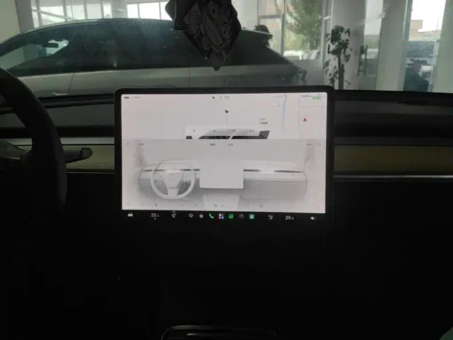 Tesla Model Y — Фото автомобиля 12