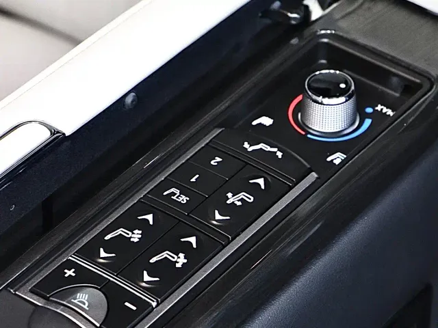 Lexus LM — Фото автомобиля 22