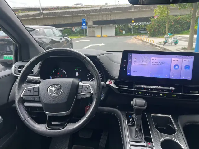 Toyota Sienna — Фото автомобиля 18