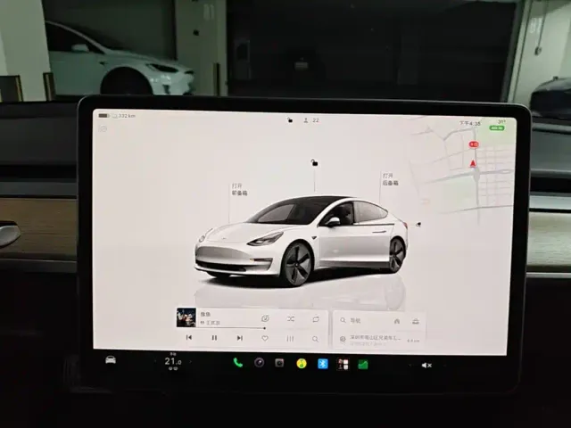 Tesla Model 3 — Фото автомобиля 12