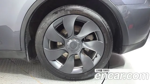 Tesla Model Y — Фото автомобиля 21