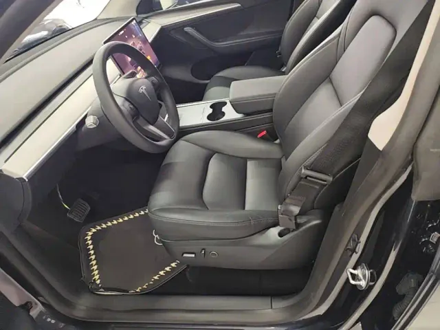 Tesla Model Y — Фото автомобиля 14