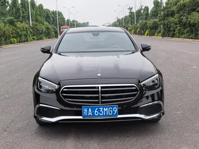 Mercedes-Benz E-Class — Фото автомобиля 3