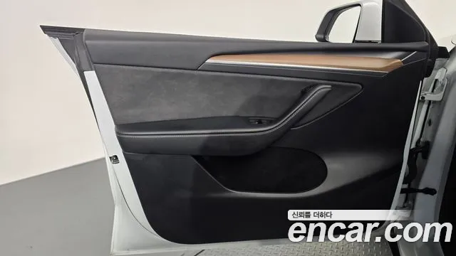 Tesla Model Y — Фото автомобиля 13