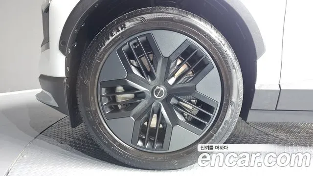 Volvo EX30 Cross Country — Фото автомобиля 4