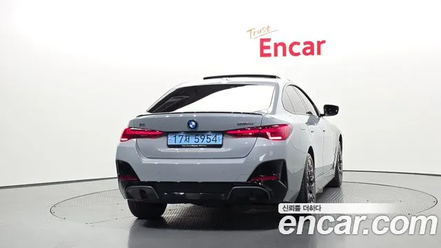BMW i4 — Фото автомобиля 4