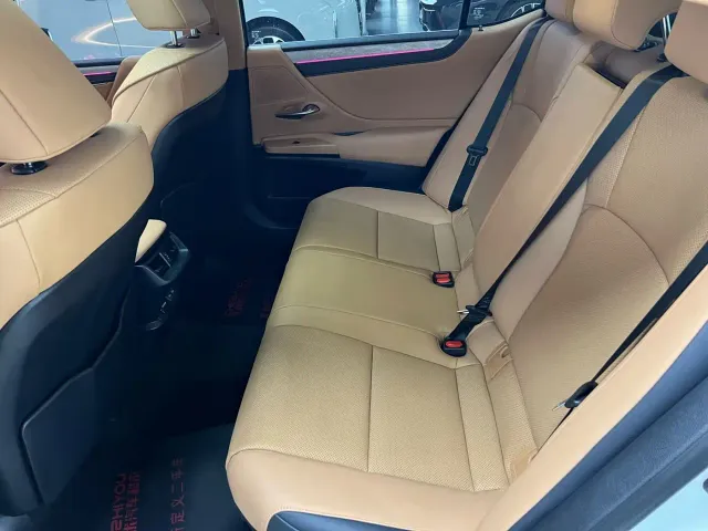 Lexus ES — Фото автомобиля 10
