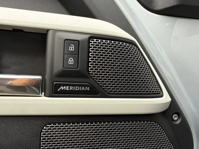 Land Rover Defender — Фото автомобиля 23