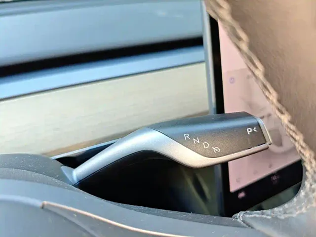 Tesla Model Y — Фото автомобиля 13