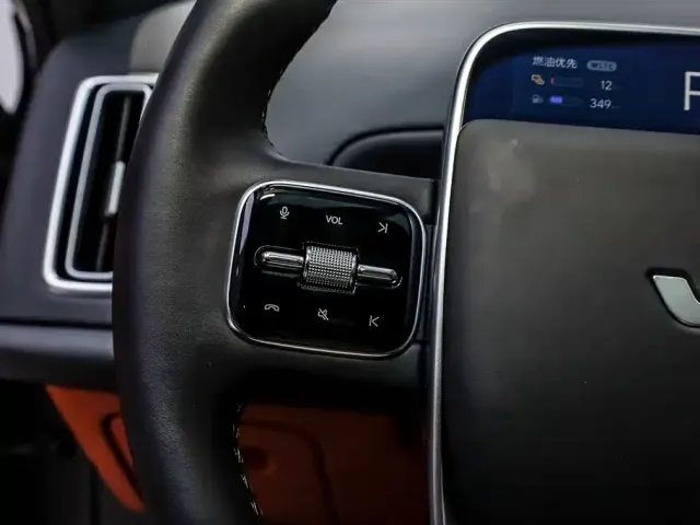 Li Auto L8 — Фото автомобиля 26