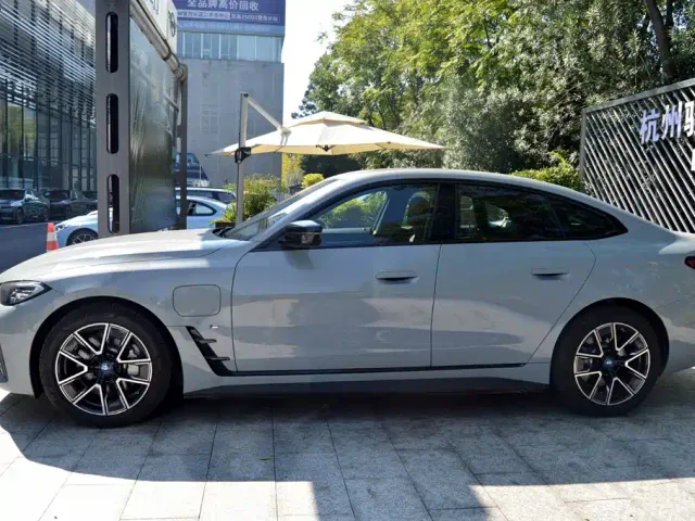 BMW i4 — Фото автомобиля 3