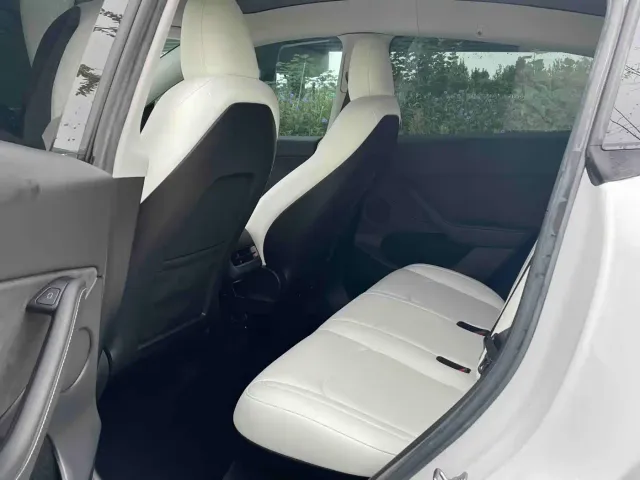 Tesla Model Y — Фото автомобиля 8