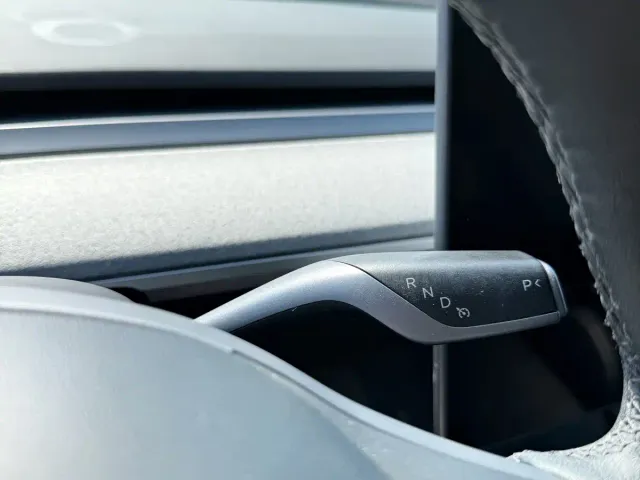 Tesla Model Y — Фото автомобиля 12