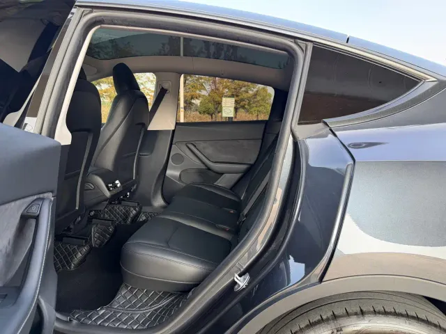 Tesla Model Y — Фото автомобиля 16