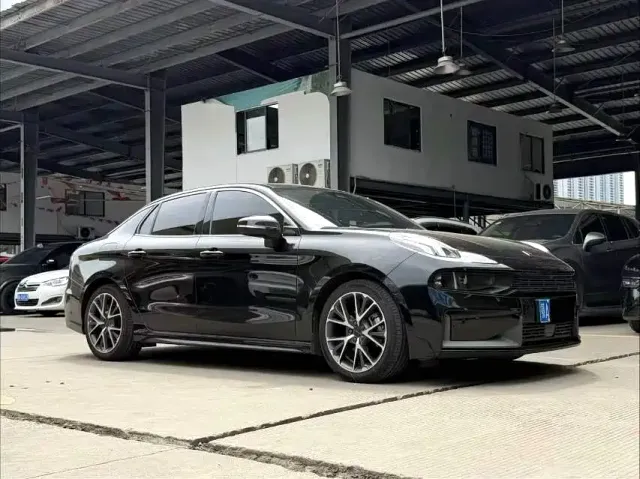 Lynk & Co 03 — Фото автомобиля 3