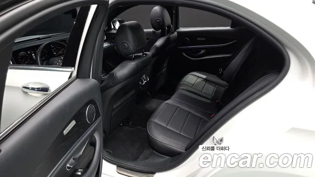 Mercedes-Benz E-Class — Фото автомобиля 12