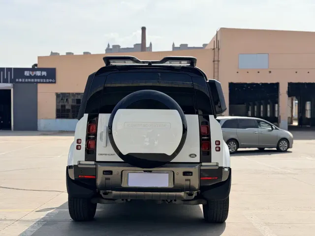 Land Rover Defender — Фото автомобиля 14
