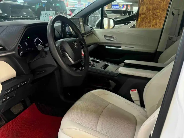 Toyota Sienna — Фото автомобиля 4