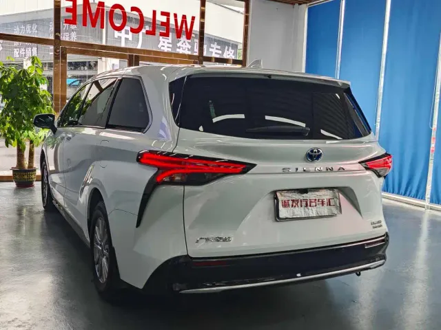 Toyota Sienna — Фото автомобиля 20