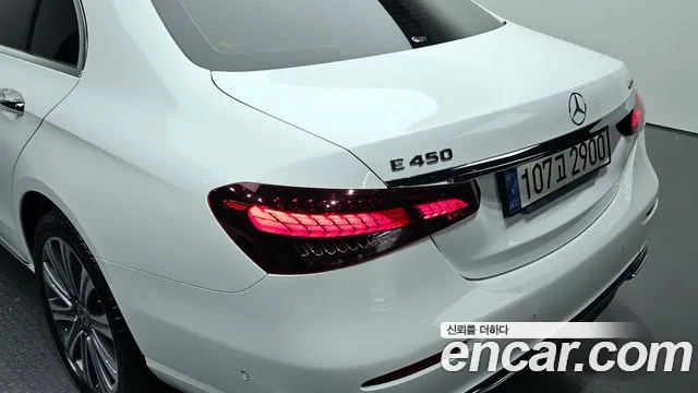 Mercedes-Benz E-Class — Фото автомобиля 20