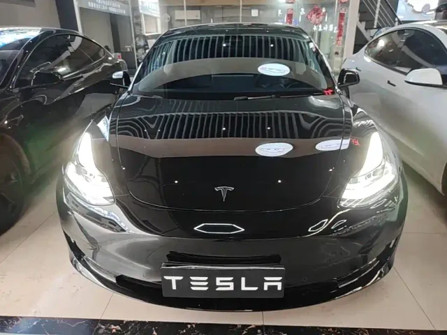 Tesla Model 3 — Фото автомобиля 2