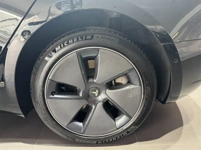 Tesla Model 3 — Фото автомобиля 20