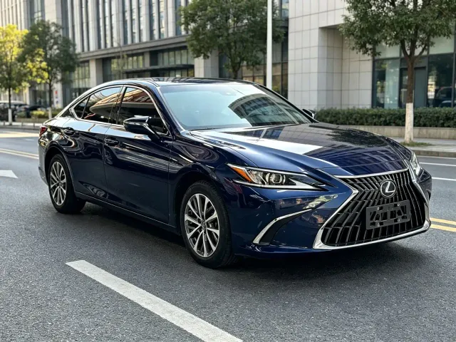 Lexus ES — Фото автомобиля 3