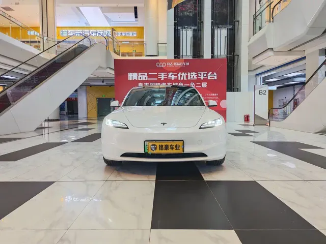 Tesla Model 3 — Фото автомобиля 2