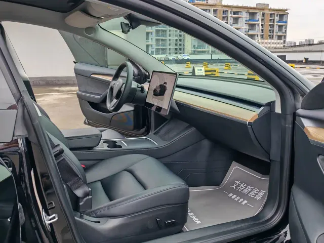 Tesla Model 3 — Фото автомобиля 12