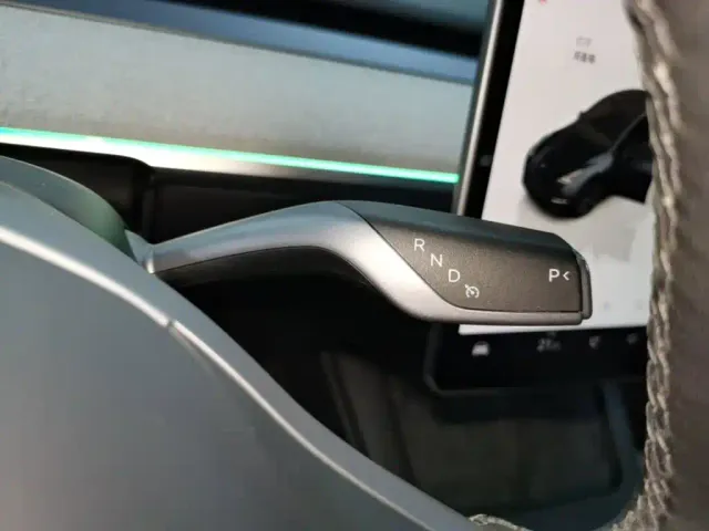 Tesla Model Y — Фото автомобиля 13