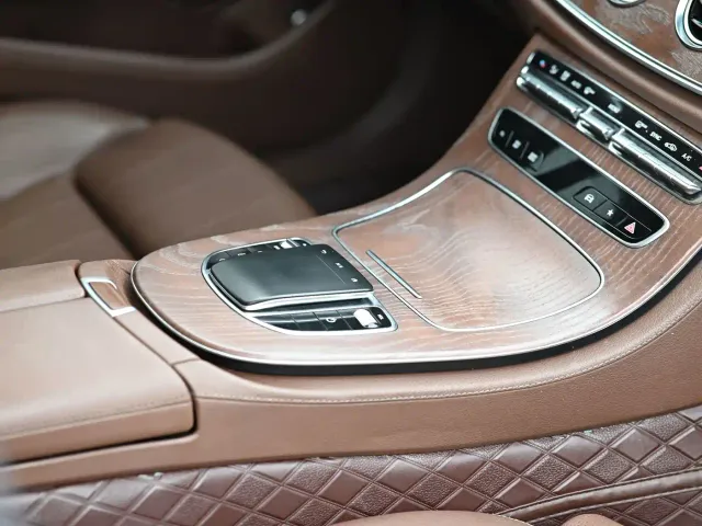 Mercedes-Benz E-Class — Фото автомобиля 9