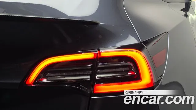 Tesla Model Y — Фото автомобиля 8
