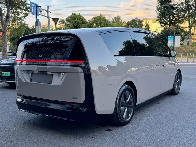 Li Auto MEGA — Фото автомобиля 6