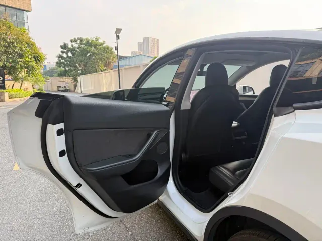 Tesla Model Y — Фото автомобиля 12