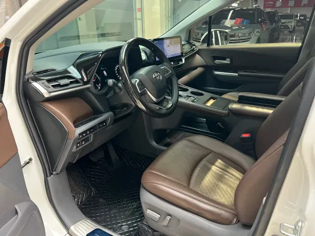 Toyota Sienna — Фото автомобиля 4