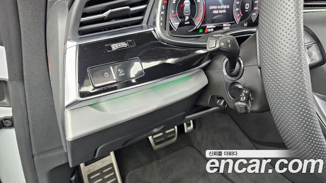 Audi Q8 55 TFSI quattro Premium — Фото автомобиля 29